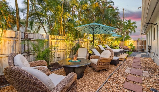 2 Bed - Steps from Wilton Drive | Fire Pit | BBQ