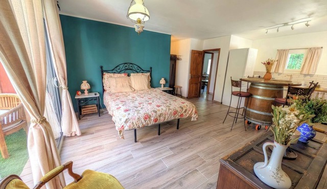 2-bed studio with kitchenette, shared terrace and bathroom