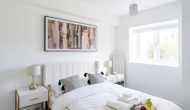 2 Bed Stylish Central Rochester Apartment Sleeps 4 Netflix Work Space