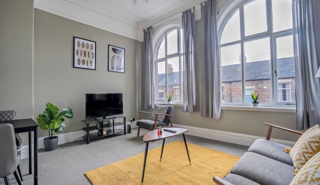 2 Bed-Town Centre-Free Parking - by Holiday Homes