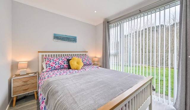 2 Bed Villa Sleeps 4 - Wifi, Garden, Sea Views