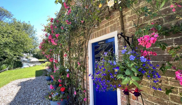 2 bed waterside Victorian cottage with moorings & fishing