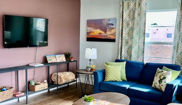2 bed with W/D, pets ok, 5 min to Farmers Market