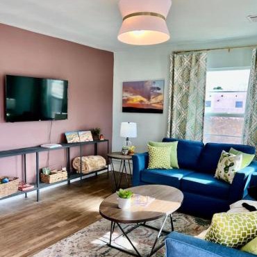 2 bed with Washer and Dryer, pets ok, 5 min to Farmers Market