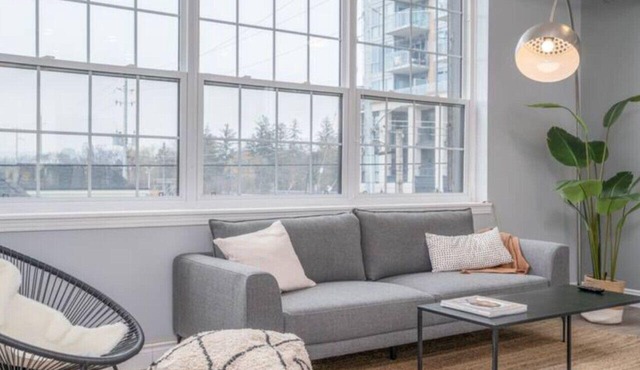 2 bed work desk close to Brant St Pier GO station