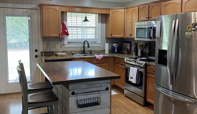 2 bed1.5 bath townhome convenient to all the Tri Cities has to offer! 2 story