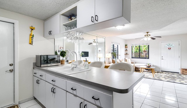 2 Bed2 Bath House with Backyard Jacuzzi