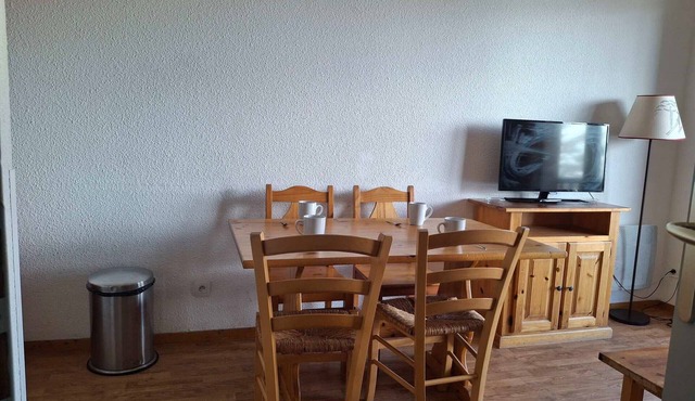 2-bedroom apartment, near slopes, sleeps 6