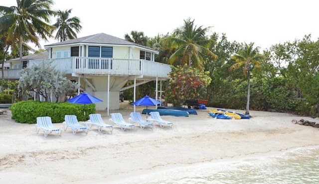 2 Bedrm/2 Bath Private Beach Boat Dock Fishing Pier Pool Hot Tub Dream Vacay