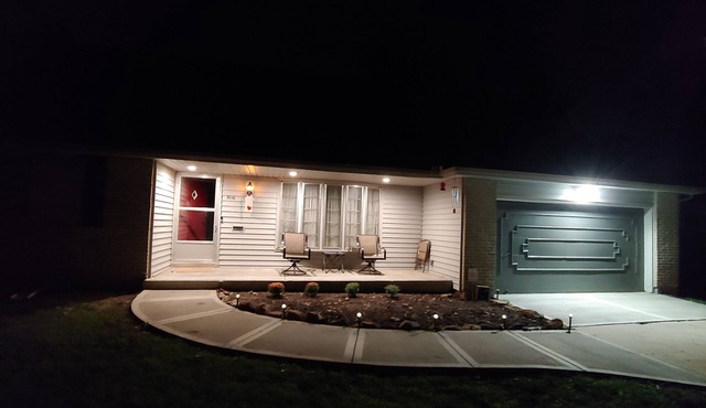 2-bedrm lower level pvt apt w/full kitchen & only 12 mi/21 km from KC Stadium