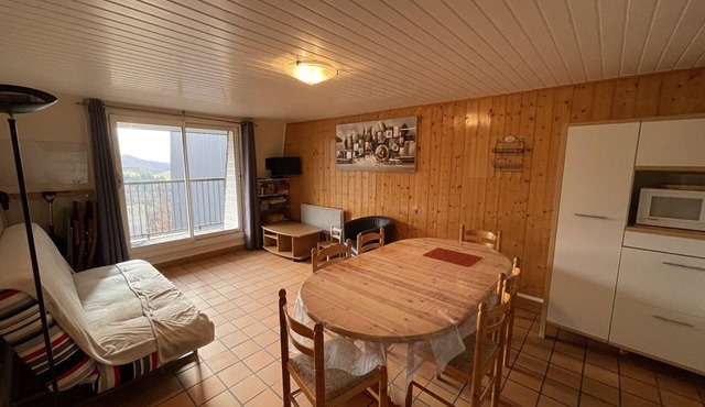 2-Bedroom Apartment Near Slopes with Balcony and Free Parking