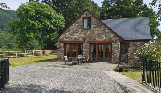 2 bedroom New Cottage with 360 mountain views