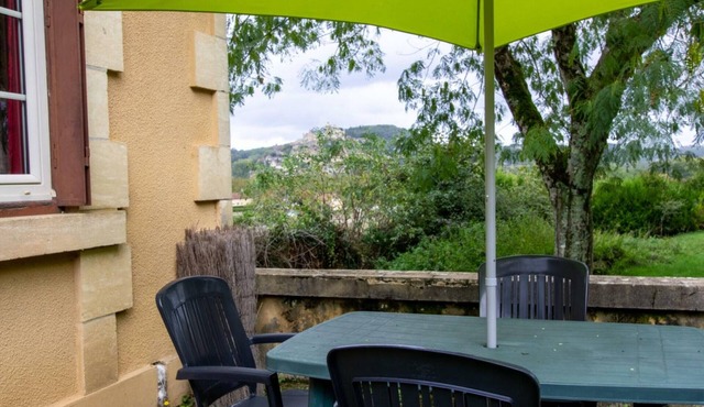 2-bedroom house near Sarlat, nature and culture, terrace and BBQ