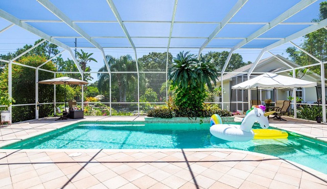2 bedroom, 1.5 bath, cottage, close to airport, beaches and attractions