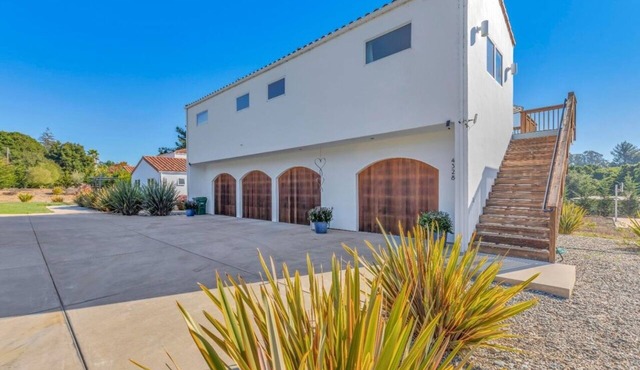 2 Bedroom 1.5 Bathroom. Fully furnished. With Pool and Hot Tub Access.