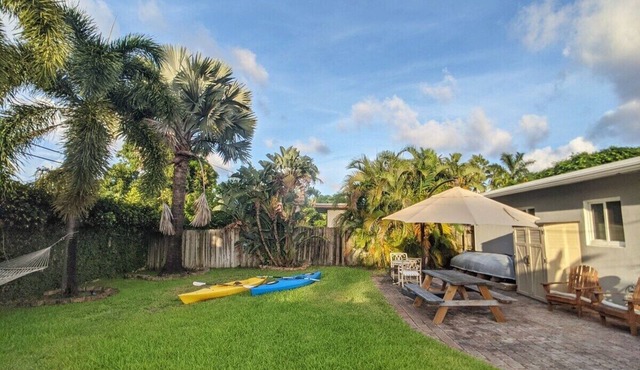 2 bedroom, 1 bathroom home, 2 kayaks, around the corner from neighborhood dock