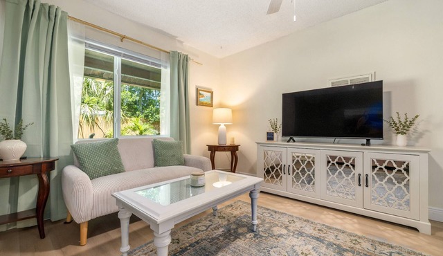 2 Bedroom 1 Bath Unit, Right by Downtown New Port Richey! Grill, Putting Green, Close to Main St!