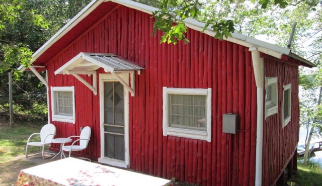 2 bedroom, 1 bath cabin with bunkhouse on fully recreational lake