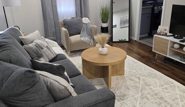 2 Bedroom 1 bath house, with a full finished basement. Modern and clean.