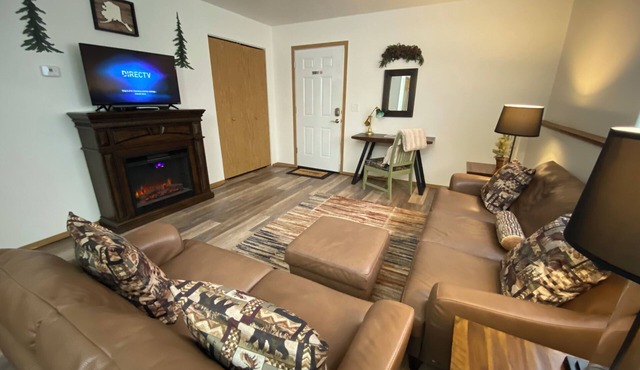 2 bedroom, 1 bath quiet lodge close to town with forest views!