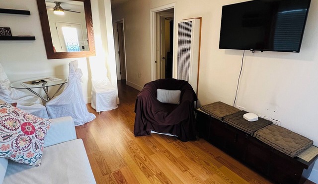 2 Bedroom 1 Bathroom Up Stairs Cozy Apartment