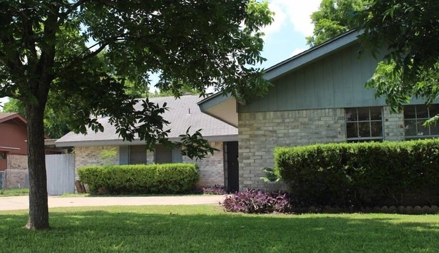 2 Bedroom, 1 Bathroom Duplex Located In Central Austin
