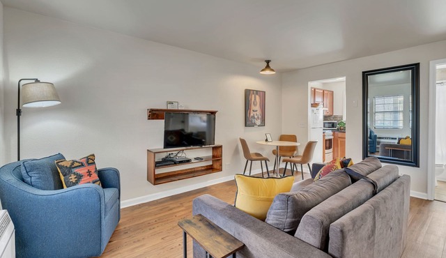 2 Bedroom 1 Bathroom 1 mile from Broadway!