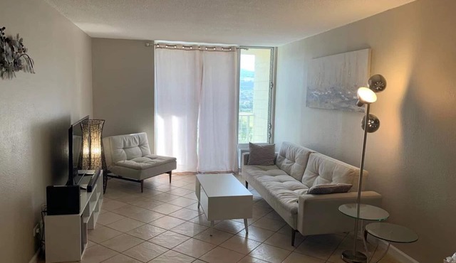 2 bedroom 1 bathroom, walk to world famous Waikiki beach only 0.3mi