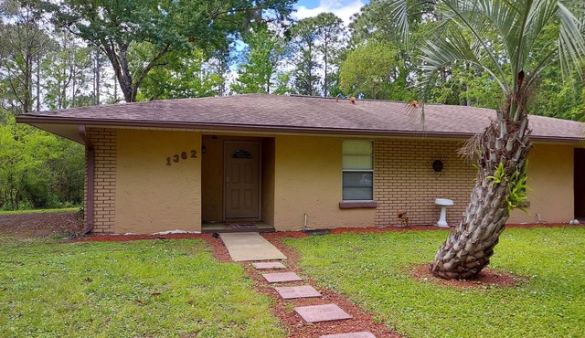 2 Bedroom, 1 Full Bath with fenced in yard. Close to Springs, Boat ramp & Beach.