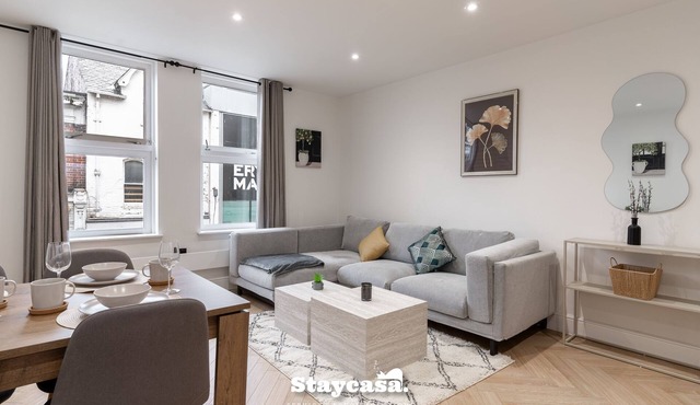 2 Bedroom, 1 Bathroom Apartment near Manchester Airport