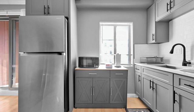 2-bedroom, 1 sofa bed next to Airport Subway, Refurbished, 1 stop to downtown