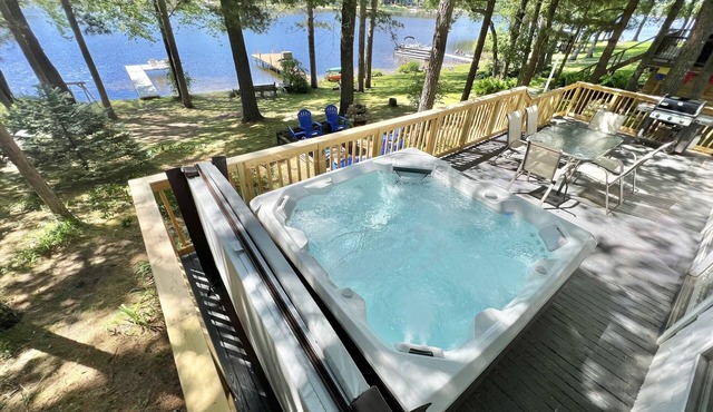 2 Bedroom 1.5 Bath Lake Front Cottage With Dock/Hot Tub/Kayaks