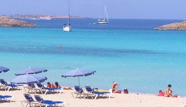 2 Bedroom 1st floor apartment in Mar De Cristal 100 yards from the beach,