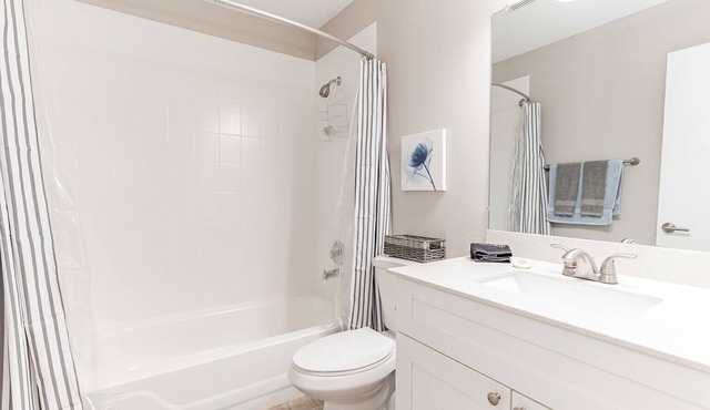 2 Bedroom 2 Bath Walking distance to Beach and Restaurants