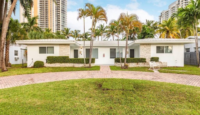 2 Bedroom 2 Bath Beach 1 min Walk 8 People Keyless Flexible Check in