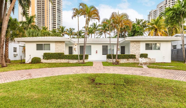 2 Bedroom 2 Bath Beach 1 min Walk 8 People Keyless Flexible Check in