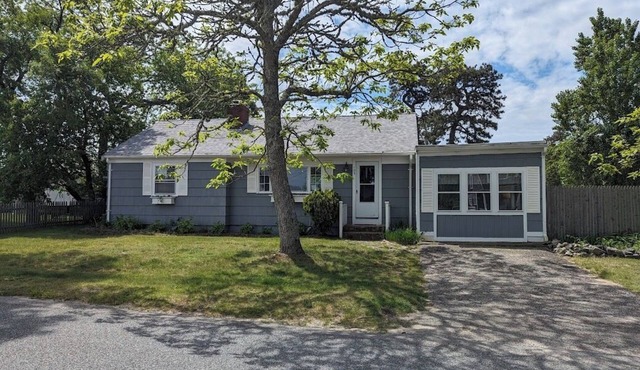 2 Bedroom, 2 Bath, 1100 sqft, sun porch, eat in kitchen, Washer/Dryer, Gas Grill