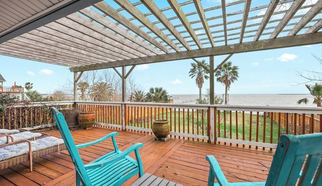 2-bedroom 2 bath.4 beds total Amazing Waterfront condo w/310 ft lit pier