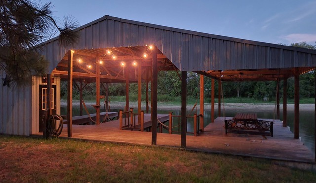2 bedroom, 2 bath Cabin on Lake Limestone