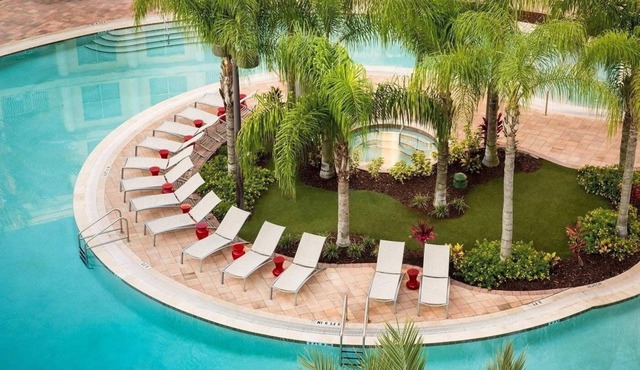 2-Bedroom, 2- Bath Corner Suite with Walkout to Pool Minutes from Disney Parks!