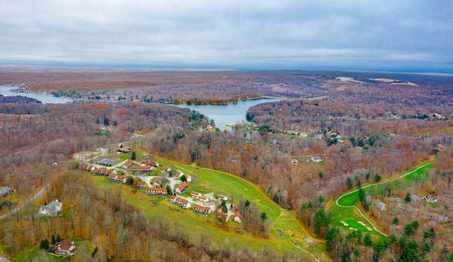 2 Bedroom, 2 Bath Condo in Lakeside Resort Community (1 Queen & 2 Twin Beds)