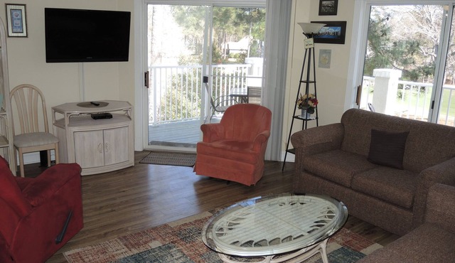 2 Bedroom/ 2 Bath Condo with 4 Beds and a sleeper sofa. Perfect for Golfers and Families!