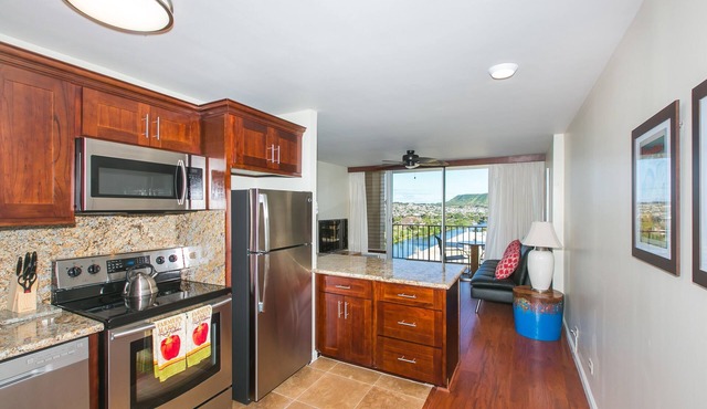 2 Bedroom, 2 Bath Condo With Mountain And Water Views In The Heart Of Waikiki