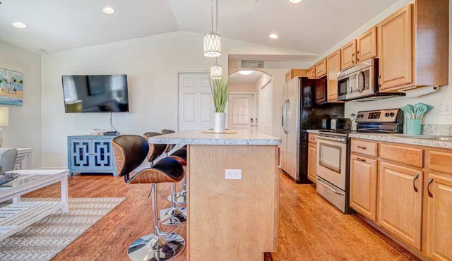 2 bedroom 2 Bath Home w/Pool and beach access!
