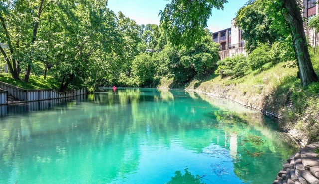 2 bedroom 2 bath right on the Comal River!