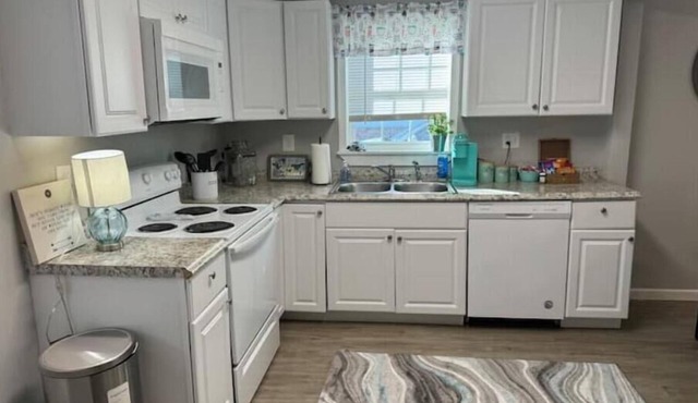 2 bedroom/2 bath Short walk to the square