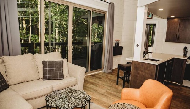 2 Bedroom-/ 2 Bath Sweet Retreat at Waters Edge / With Loft and Hot Tub