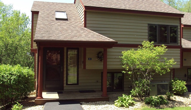 2 Bedroom, 2 bath townhouse in The Galena Territory. Close to Eagle Ridge Resort