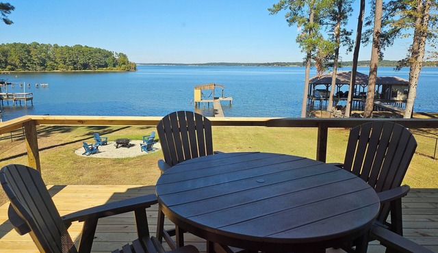 2 bedroom 2 bath Waterfront Lake Palestine Home, Boathouse, and Firepit