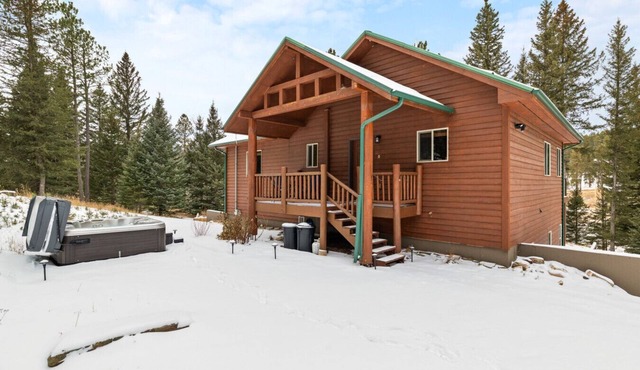 2 bedroom, 2 bathroom, 4 bed, Starlink, Hottub